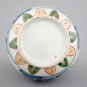 Un vase de forme bouteille de style Kakiemon, Japon, 17/18ème — photo 6