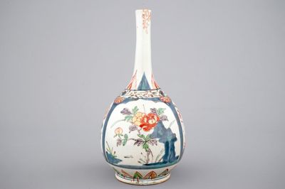 Un vase de forme bouteille de style Kakiemon, Japon, 17/18ème