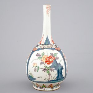 Un vase de forme bouteille de style Kakiemon, Japon, 17/18ème — photo 1