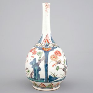 Un vase de forme bouteille de style Kakiemon, Japon, 17/18ème — photo 3