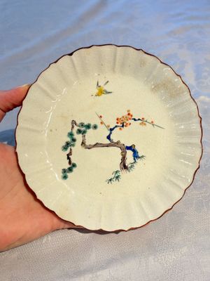 A Japanese Kakiemon-style 'Three Friends of Winter' plate, Edo, late 17/18th C. — foto 1