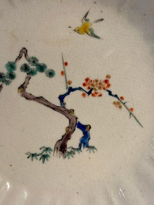 A Japanese Kakiemon-style 'Three Friends of Winter' plate, Edo, late 17/18th C. — foto 2