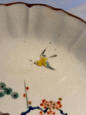 A Japanese Kakiemon-style 'Three Friends of Winter' plate, Edo, late 17/18th C. — foto 3