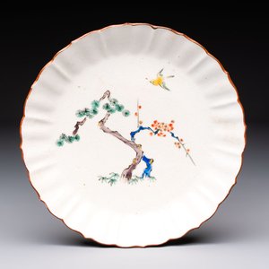 A Japanese Kakiemon-style 'Three Friends of Winter' plate, Edo, late 17/18th C. — foto 1