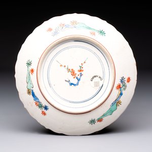 A Japanese Kakiemon-style 'Three Friends of Winter' plate, Edo, late 17/18th C. — foto 2