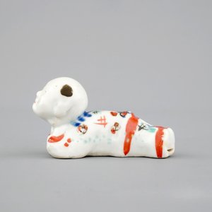 Un sifflet en porcelaine de Japon kakiemon en forme d'un garçon, 17/18ème — photo 2
