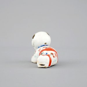 Un sifflet en porcelaine de Japon kakiemon en forme d'un garçon, 17/18ème — photo 3