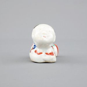 Un sifflet en porcelaine de Japon kakiemon en forme d'un garçon, 17/18ème — photo 5