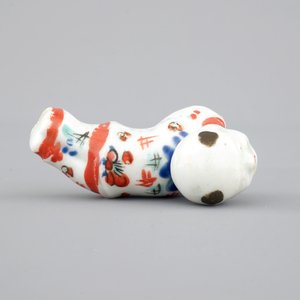 Un sifflet en porcelaine de Japon kakiemon en forme d'un garçon, 17/18ème — photo 6