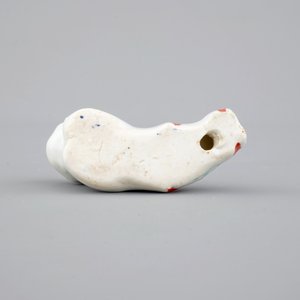Un sifflet en porcelaine de Japon kakiemon en forme d'un garçon, 17/18ème — photo 7