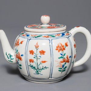 A Japanese Kakiemon teapot and cover, Edo, 17th C. — 照片 1