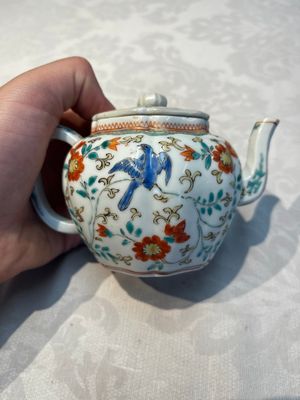 A Japanese Kakiemon teapot and cover, Edo, late 17th C. — foto 1