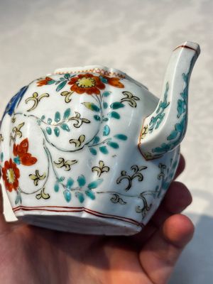 A Japanese Kakiemon teapot and cover, Edo, late 17th C. — foto 12