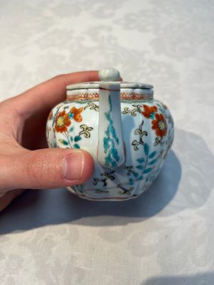 A Japanese Kakiemon teapot and cover, Edo, late 17th C. — foto 2