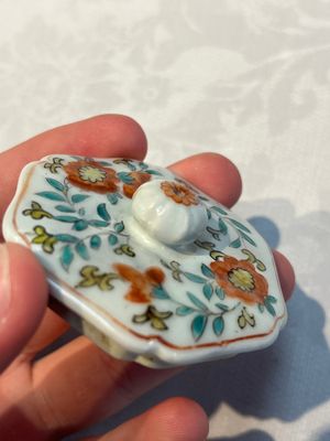 A Japanese Kakiemon teapot and cover, Edo, late 17th C. — foto 23