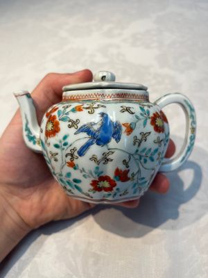 A Japanese Kakiemon teapot and cover, Edo, late 17th C. — foto 3