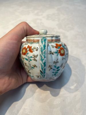 A Japanese Kakiemon teapot and cover, Edo, late 17th C. — foto 4