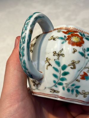 A Japanese Kakiemon teapot and cover, Edo, late 17th C. — foto 10