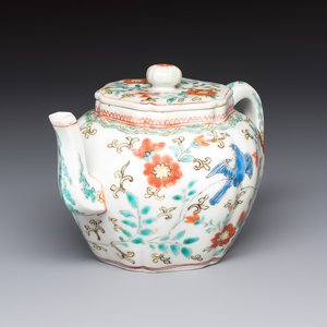 A Japanese Kakiemon teapot and cover, Edo, late 17th C. — foto 1