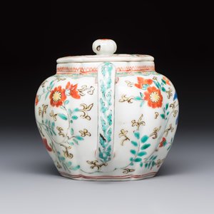 A Japanese Kakiemon teapot and cover, Edo, late 17th C. — foto 3