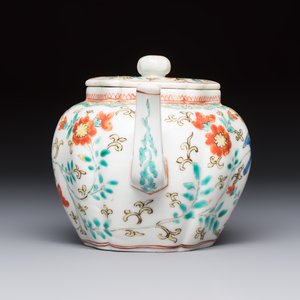 A Japanese Kakiemon teapot and cover, Edo, late 17th C. — foto 5