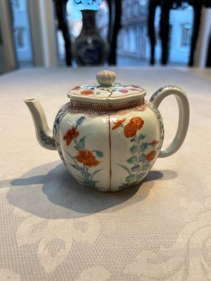 A Japanese Kakiemon teapot and cover, Edo, late 17th C. — foto 1