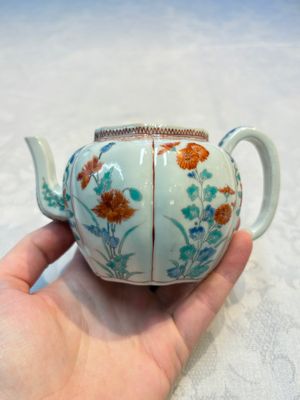 A Japanese Kakiemon teapot and cover, Edo, late 17th C. — foto 2