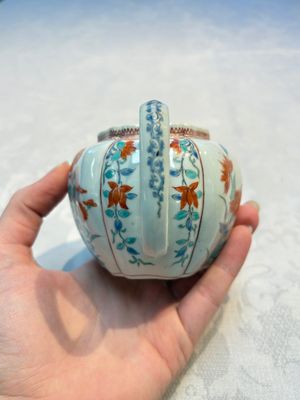 A Japanese Kakiemon teapot and cover, Edo, late 17th C. — foto 3