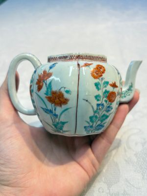 A Japanese Kakiemon teapot and cover, Edo, late 17th C. — foto 4