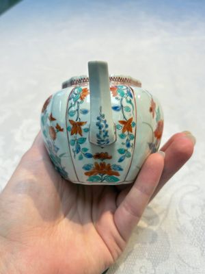 A Japanese Kakiemon teapot and cover, Edo, late 17th C. — foto 5