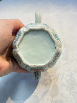 A Japanese Kakiemon teapot and cover, Edo, late 17th C. — foto 7