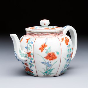 A Japanese Kakiemon teapot and cover, Edo, late 17th C. — foto 1
