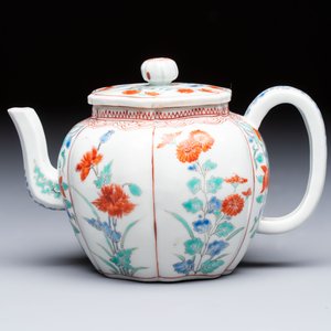 A Japanese Kakiemon teapot and cover, Edo, late 17th C. — foto 2