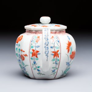 A Japanese Kakiemon teapot and cover, Edo, late 17th C. — foto 3