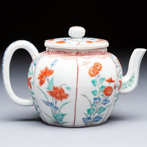 A Japanese Kakiemon teapot and cover, Edo, late 17th C. — foto 4