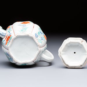 A Japanese Kakiemon teapot and cover, Edo, late 17th C. — foto 7