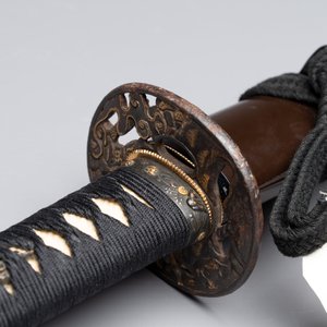 A Japanese katana, signed Ishidō Teruhide saku, with koshirae and shirasaya, Shōwa, 20th C. — photo 4