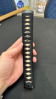 A Japanese katana, signed Ishidō Teruhide saku, with koshirae and shirasaya, Shōwa, 20th C. — foto 23