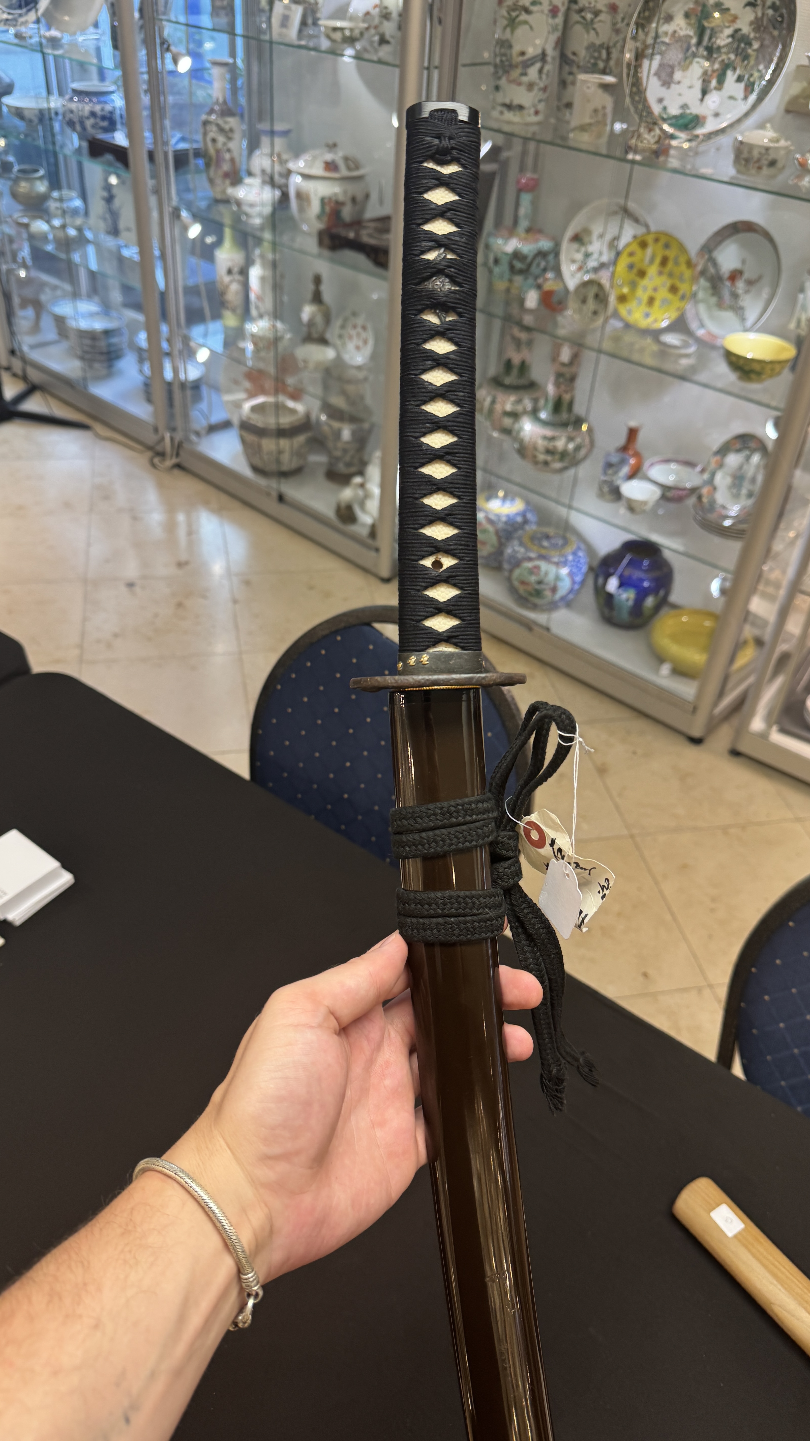 A Japanese katana, signed Ishidō Teruhide saku, with koshirae and shirasaya, Shōwa, 20th C. — foto 70