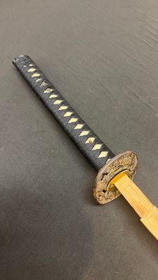 A Japanese katana, signed Ishidō Teruhide saku, with koshirae and shirasaya, Shōwa, 20th C. — foto 9