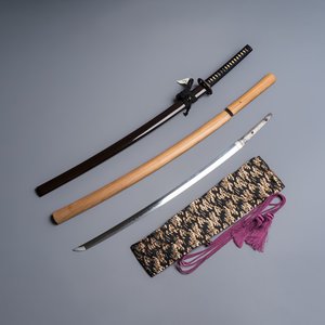 A Japanese katana, signed Ishidō Teruhide saku, with koshirae and shirasaya, Shōwa, 20th C. — foto 1