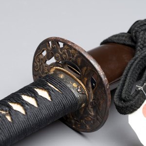 A Japanese katana, signed Ishidō Teruhide saku, with koshirae and shirasaya, Shōwa, 20th C. — foto 4