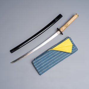 A Japanese katana, signed Yamashiro no Kami Fujiwara Kunikiyo, inscribed 'forged from Nanban tetsu' and chrysanthemum crest, with koshirae, ca. 1629-1665 — foto 1
