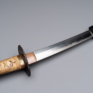 A Japanese katana, signed Yamashiro no Kami Fujiwara Kunikiyo, inscribed 'forged from Nanban tetsu' and chrysanthemum crest, with koshirae, ca. 1629-1665 — foto 11