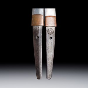 A Japanese katana, signed Yamashiro no Kami Fujiwara Kunikiyo, inscribed 'forged from Nanban tetsu' and chrysanthemum crest, with koshirae, ca. 1629-1665 — foto 3