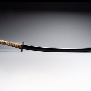 A Japanese katana, signed Yamashiro no Kami Fujiwara Kunikiyo, inscribed 'forged from Nanban tetsu' and chrysanthemum crest, with koshirae, ca. 1629-1665 — foto 4