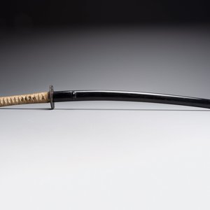 A Japanese katana, signed Yamashiro no Kami Fujiwara Kunikiyo, inscribed 'forged from Nanban tetsu' and chrysanthemum crest, with koshirae, ca. 1629-1665 — foto 5