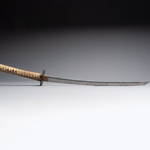 A Japanese katana, signed Yamashiro no Kami Fujiwara Kunikiyo, inscribed 'forged from Nanban tetsu' and chrysanthemum crest, with koshirae, ca. 1629-1665 — foto 6