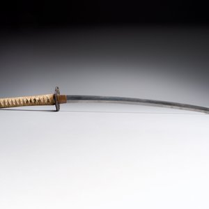 A Japanese katana, signed Yamashiro no Kami Fujiwara Kunikiyo, inscribed 'forged from Nanban tetsu' and chrysanthemum crest, with koshirae, ca. 1629-1665 — foto 7