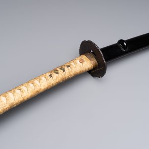 A Japanese katana, signed Yamashiro no Kami Fujiwara Kunikiyo, inscribed 'forged from Nanban tetsu' and chrysanthemum crest, with koshirae, ca. 1629-1665 — foto 8